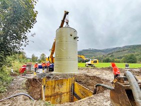 Der Pumpenschacht wird eingesetzt.