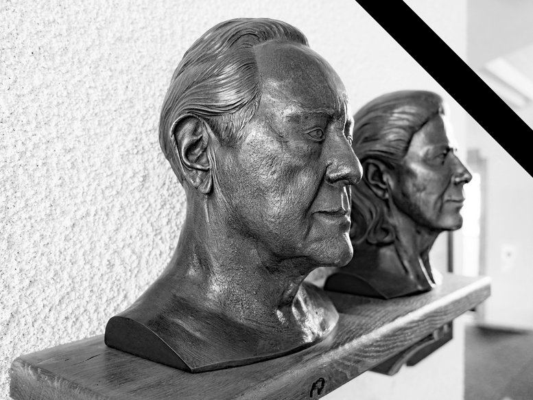 Bild der Büsten des Ehepaars Konsul Schröder im Rathaus-Foyer.