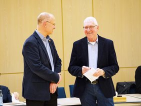 Bürgermeister Ulrich Schulte und Siegfried Davideit haben fast die gleichen Sachen an und scherzen darüber.