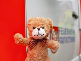 Ein Notfallbär neben dem Rettungswagen.