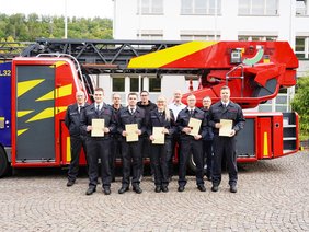 Im Rathausinnenhof vor der Drehleiter stehen, v.l.n.r.: Frank Hinkelmann, Pascal Dworaczek, Matthias Bock, Dustin Wurm, Maik Hössl, Julia Borchert, Ulrich Schulte, Marvin Düssel, Thorsten Spiegel und Henning Thiel.