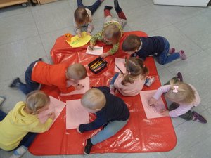 U3-Kinder beim Malen auf dem Boden
