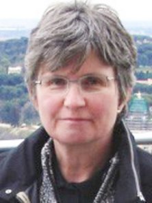 Portraitfoto von Martina Wittkopp-Beine, lächelnd, im Freien.