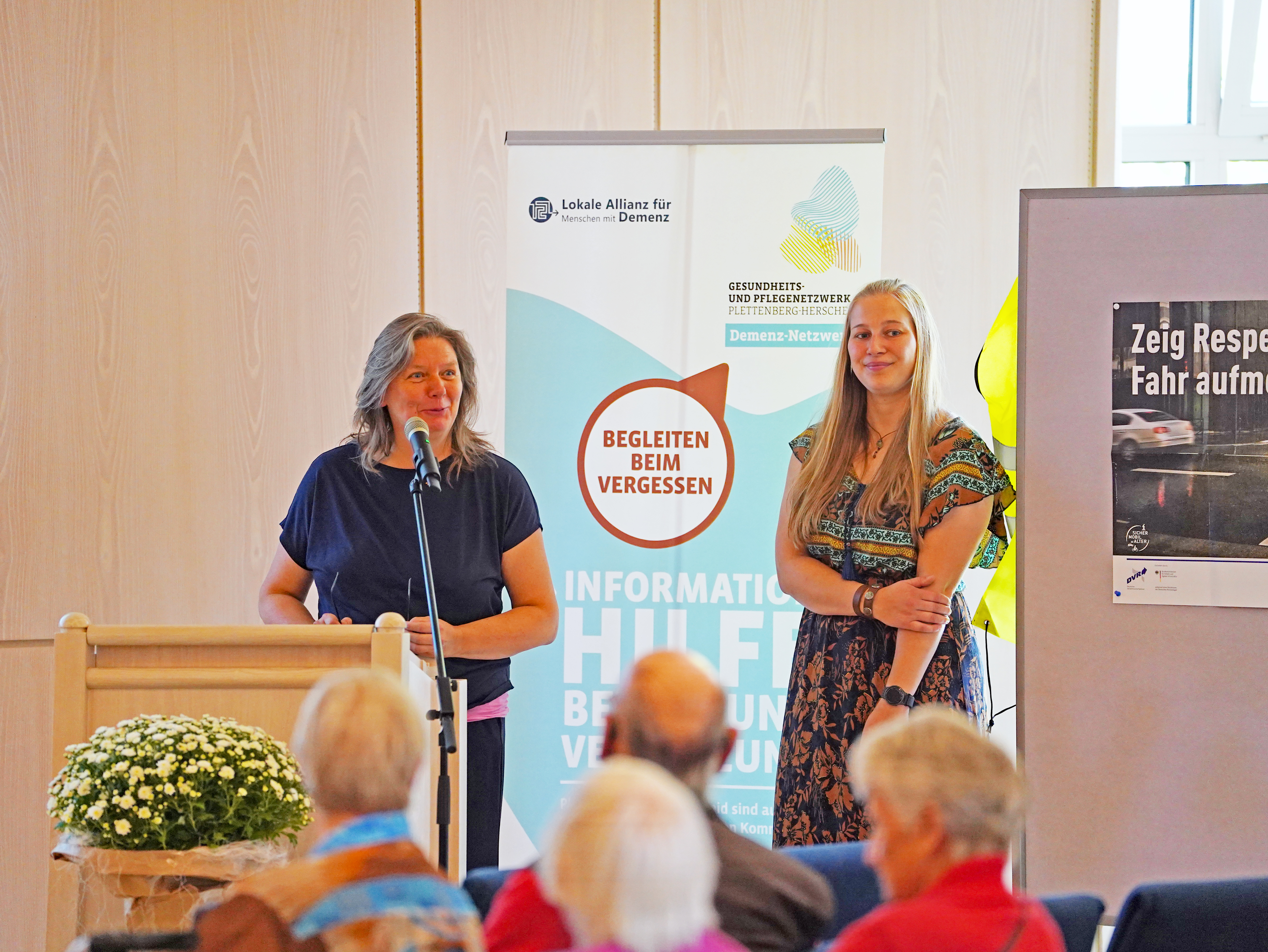 Ingrid Hagenhenrich und Katja Gerecht vor Publikum im Ratssaal.