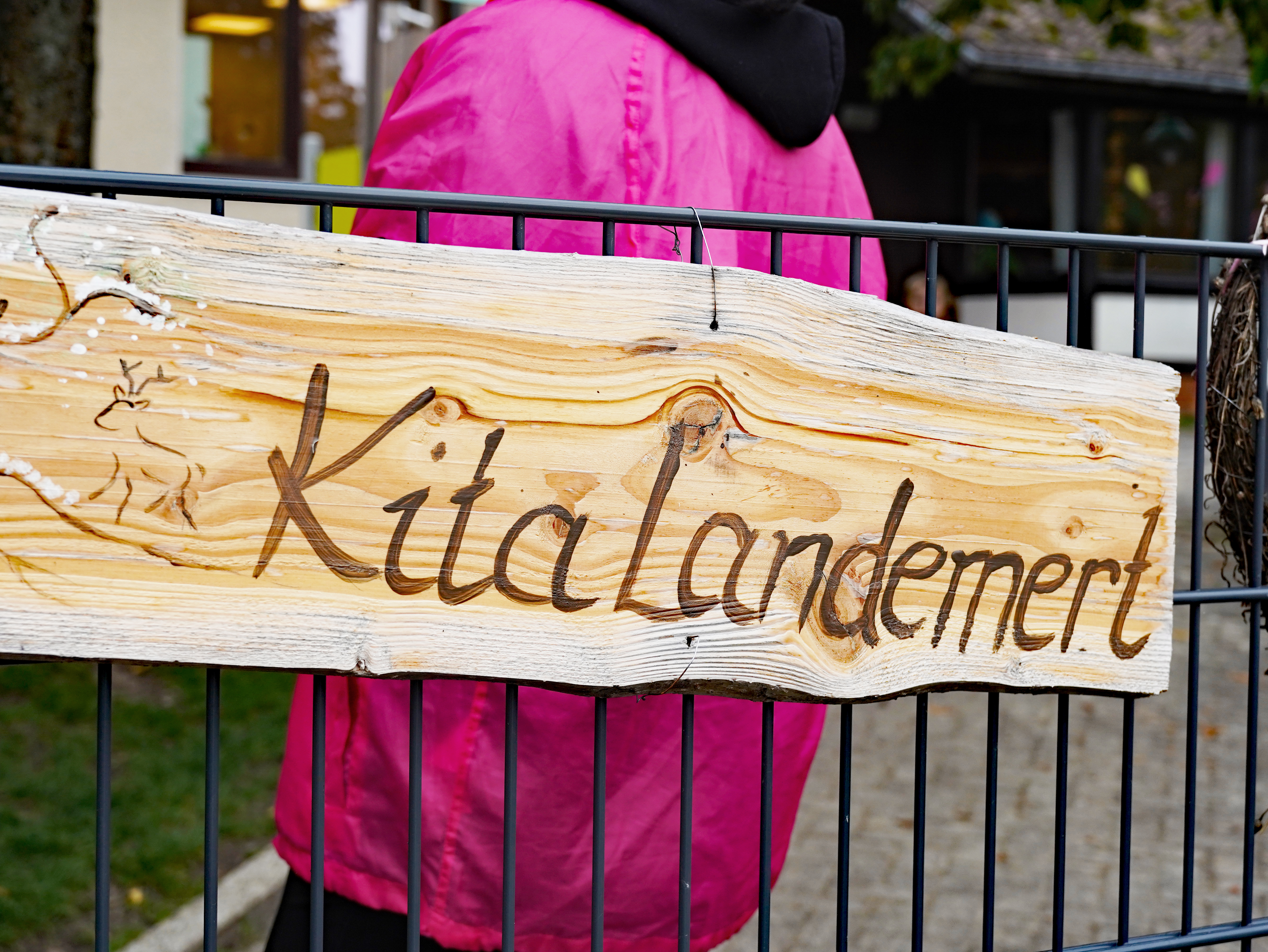 Eindrücke von der Kräuterwanderung der Kita Landemert mit Kräuterhexe und Erzieherin Ina Jäger, im Oktober 2025.