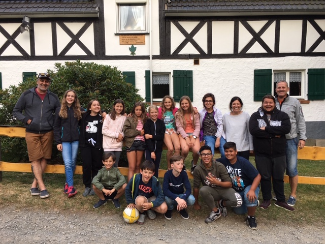 Die Jugendgruppe mit Betreuern vor dem SGV-Heim Wiehardt
