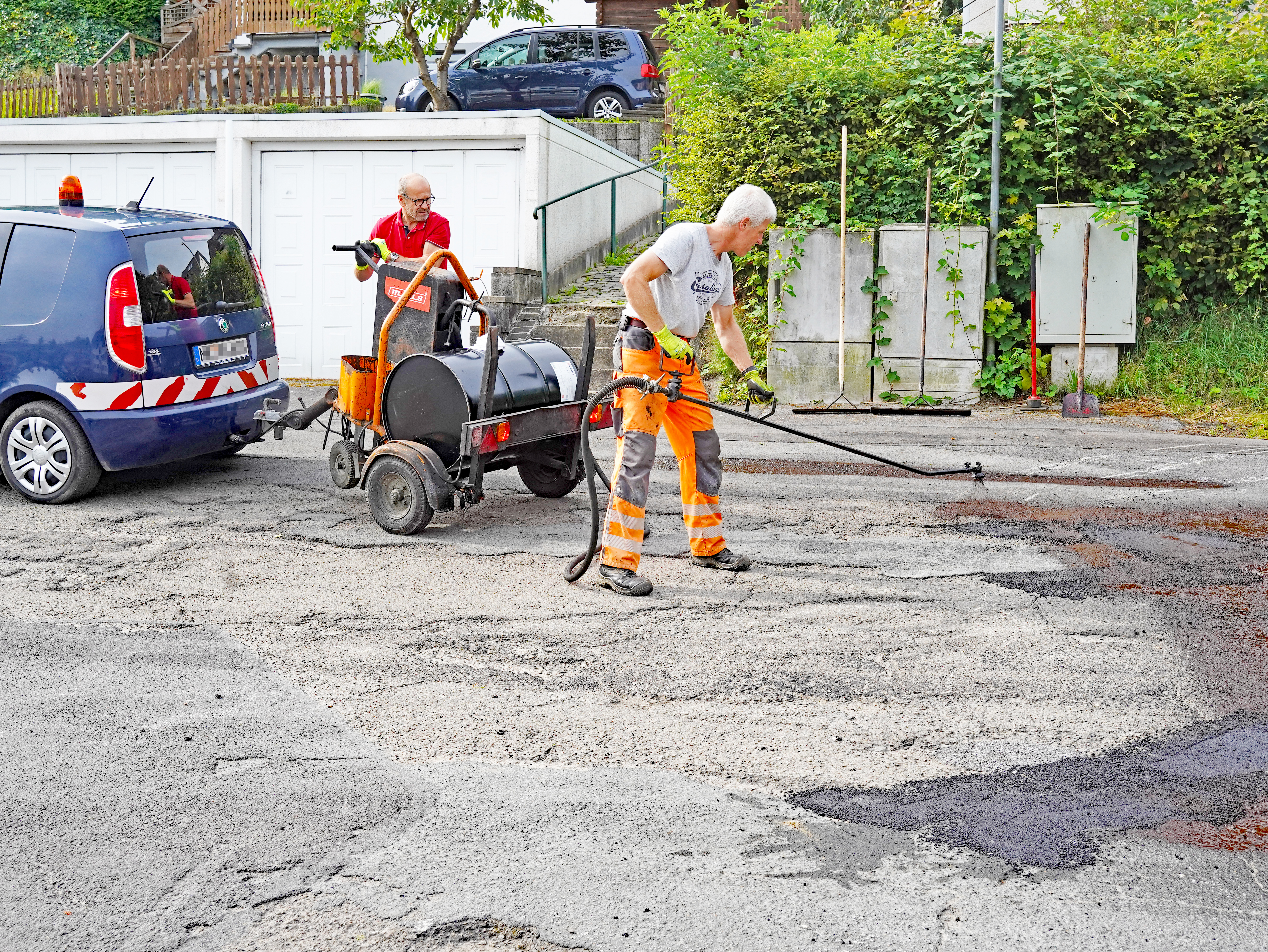 Der Haftkleber wird auf der Straße aufgesprüht. (Bild: Stadt Plettenberg)