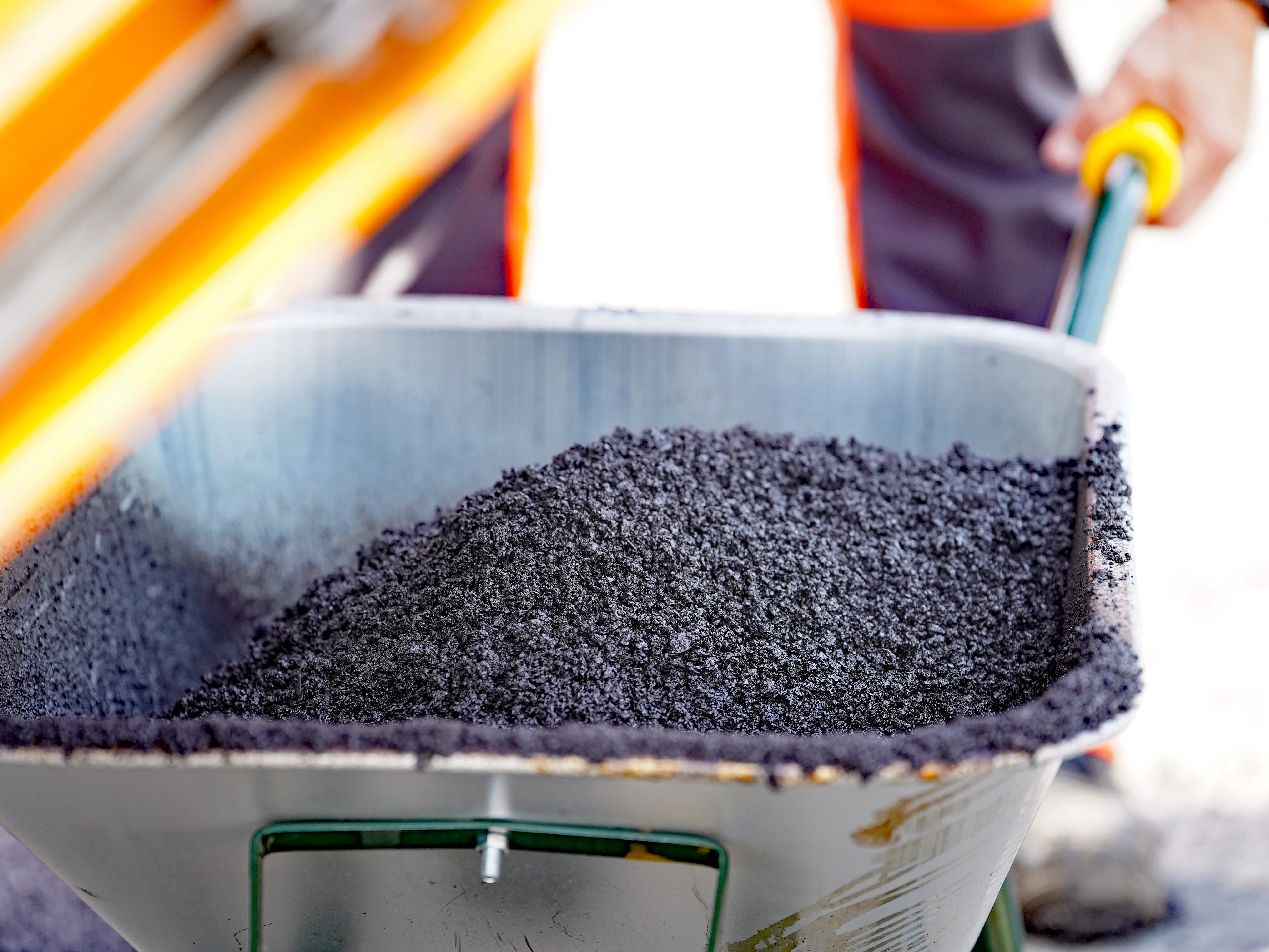 Schubkarre mit Asphaltbeton vor dem Einbau. (Bild: Stadt Plettenberg)