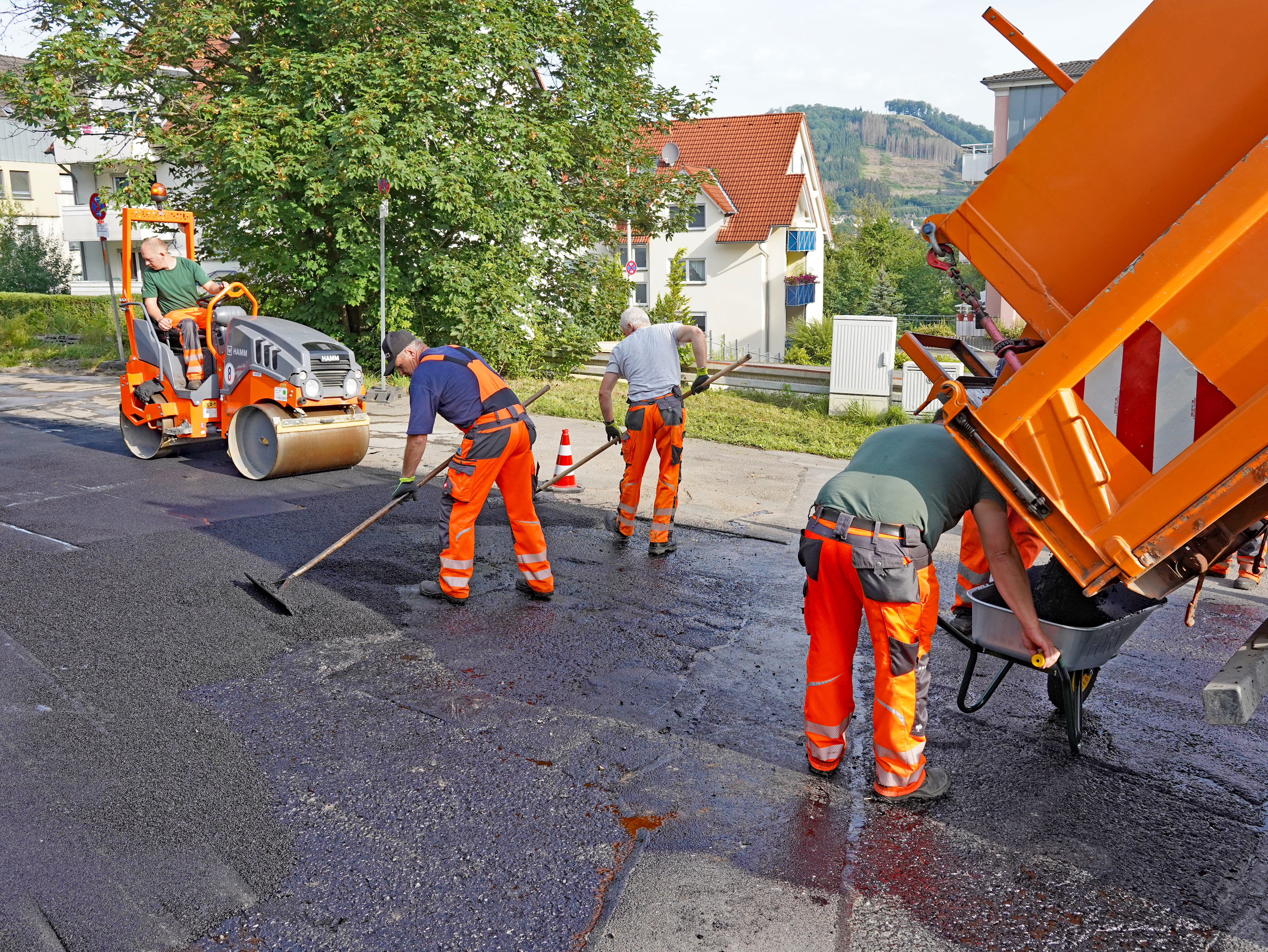 Die Mitarbeiter des Baubetriebshofs in Aktion beim Asphaltieren. (Bild: Stadt Plettenberg)