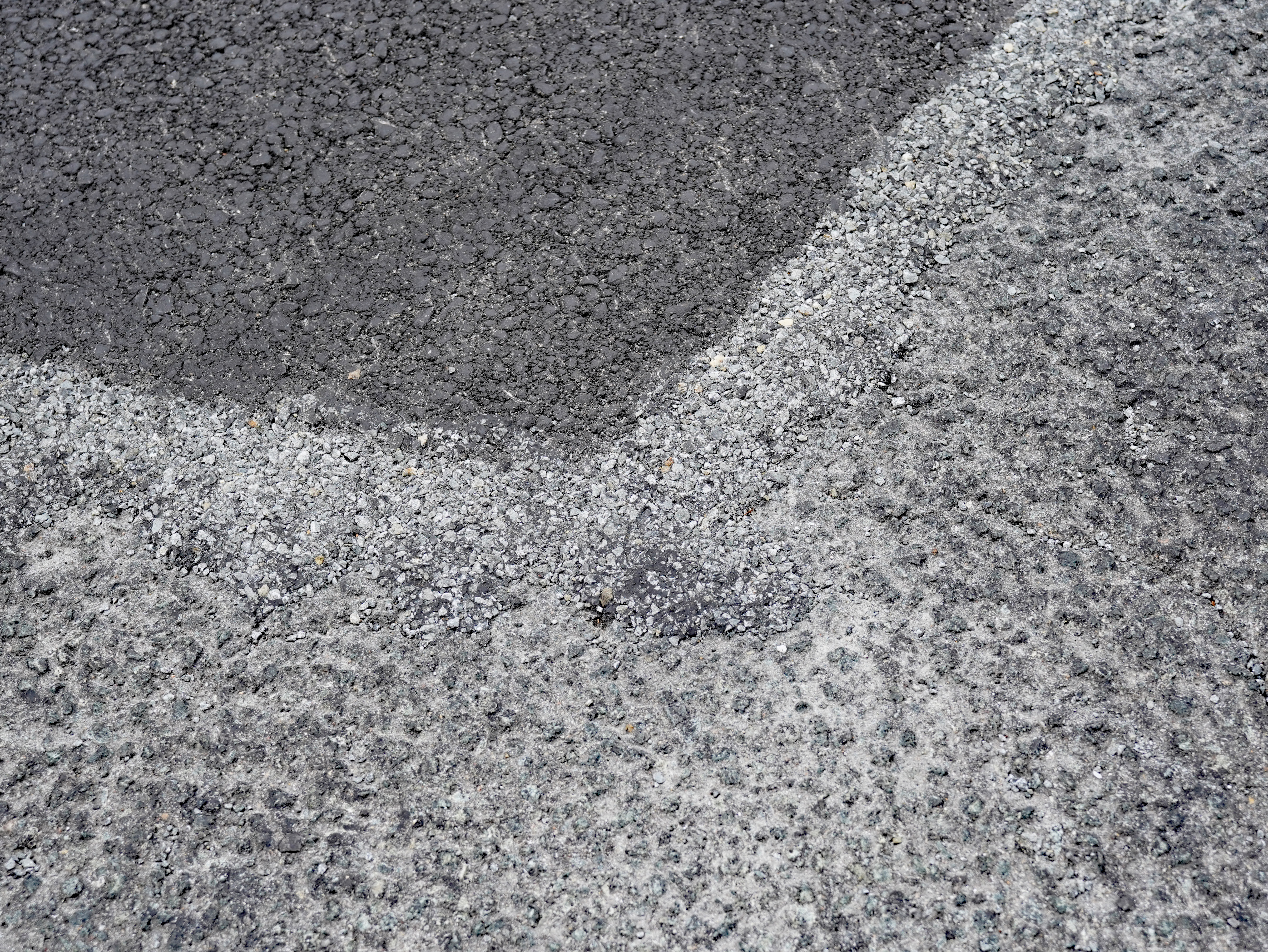 Fugenvergussmittel schließt die frisch asphaltierten Stellen frostsicher ab. (Bild: Stadt Plettenberg)