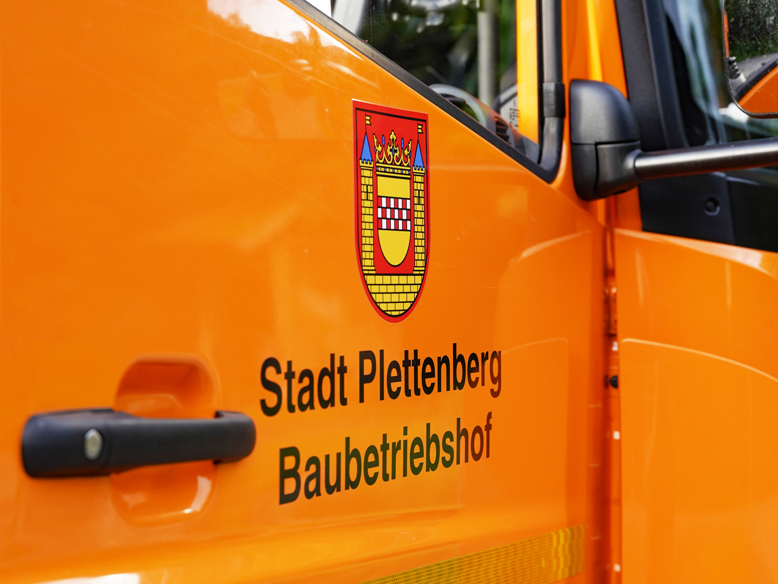 Eindrücke der neuen Kehrmaschine des städtischen Baubetriebshofs bei der Arbeit.