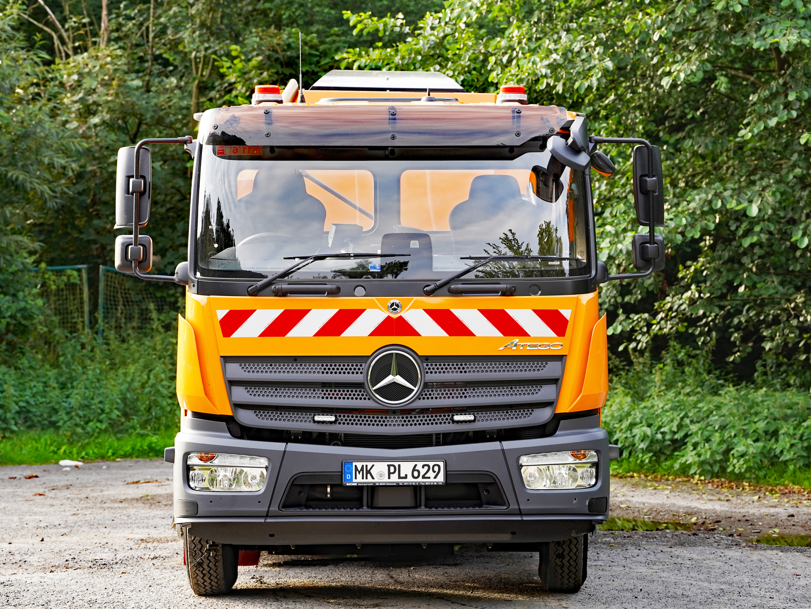 Eindrücke der neuen Kehrmaschine des städtischen Baubetriebshofs bei der Arbeit.