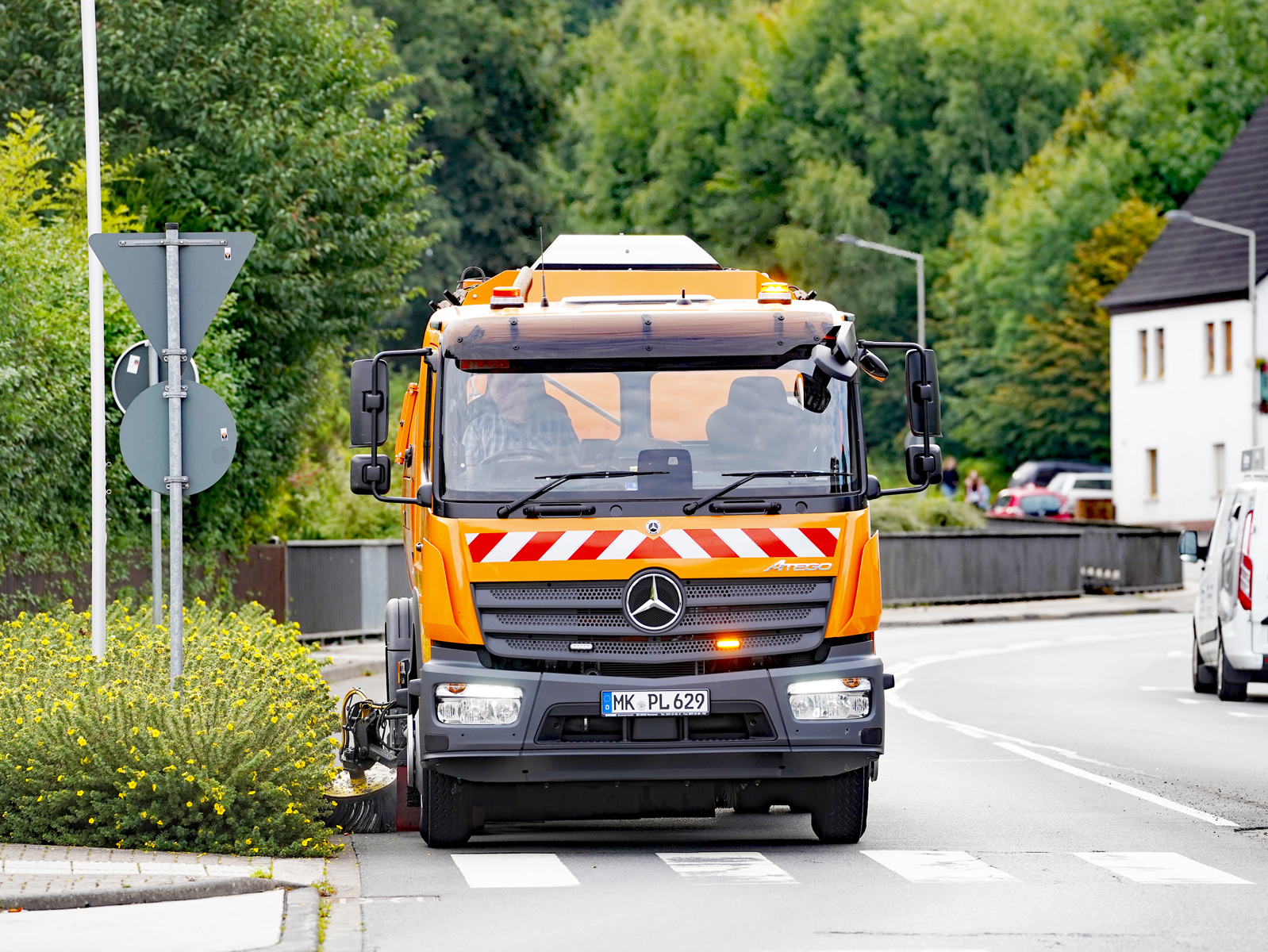 Eindrücke der neuen Kehrmaschine des städtischen Baubetriebshofs bei der Arbeit.