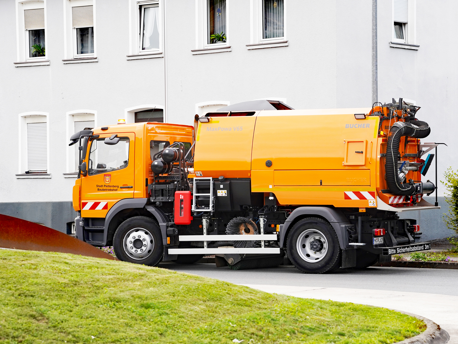 Eindrücke der neuen Kehrmaschine des städtischen Baubetriebshofs bei der Arbeit.