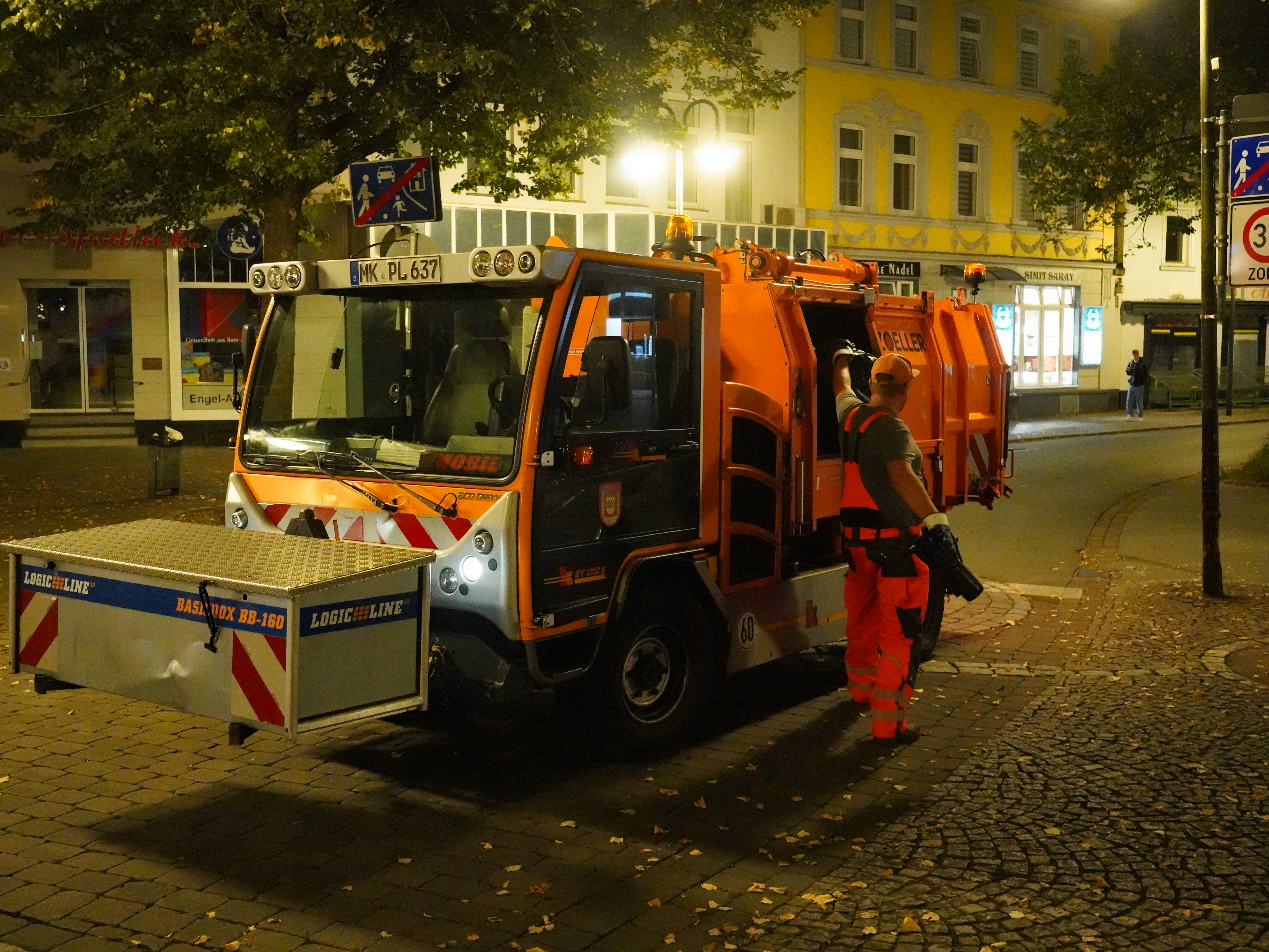 Das kleine Fahrzeug für die Abfallentsorgung im Einsatz am frühen Morgen. 