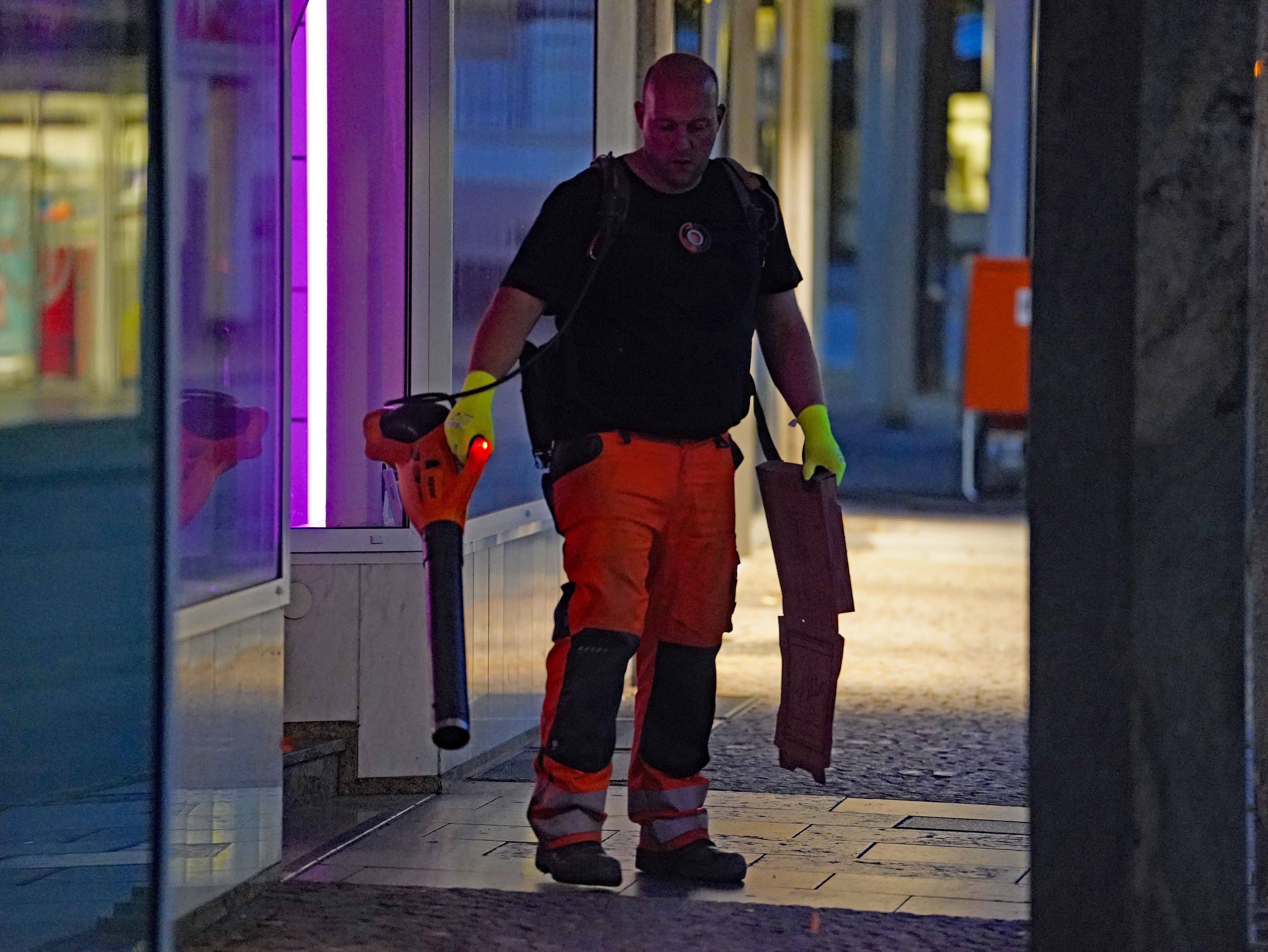 Dort, wo die Kehrmaschine nicht hinkommt, müssen Müll und Laub auf die Straße geblasen werden.