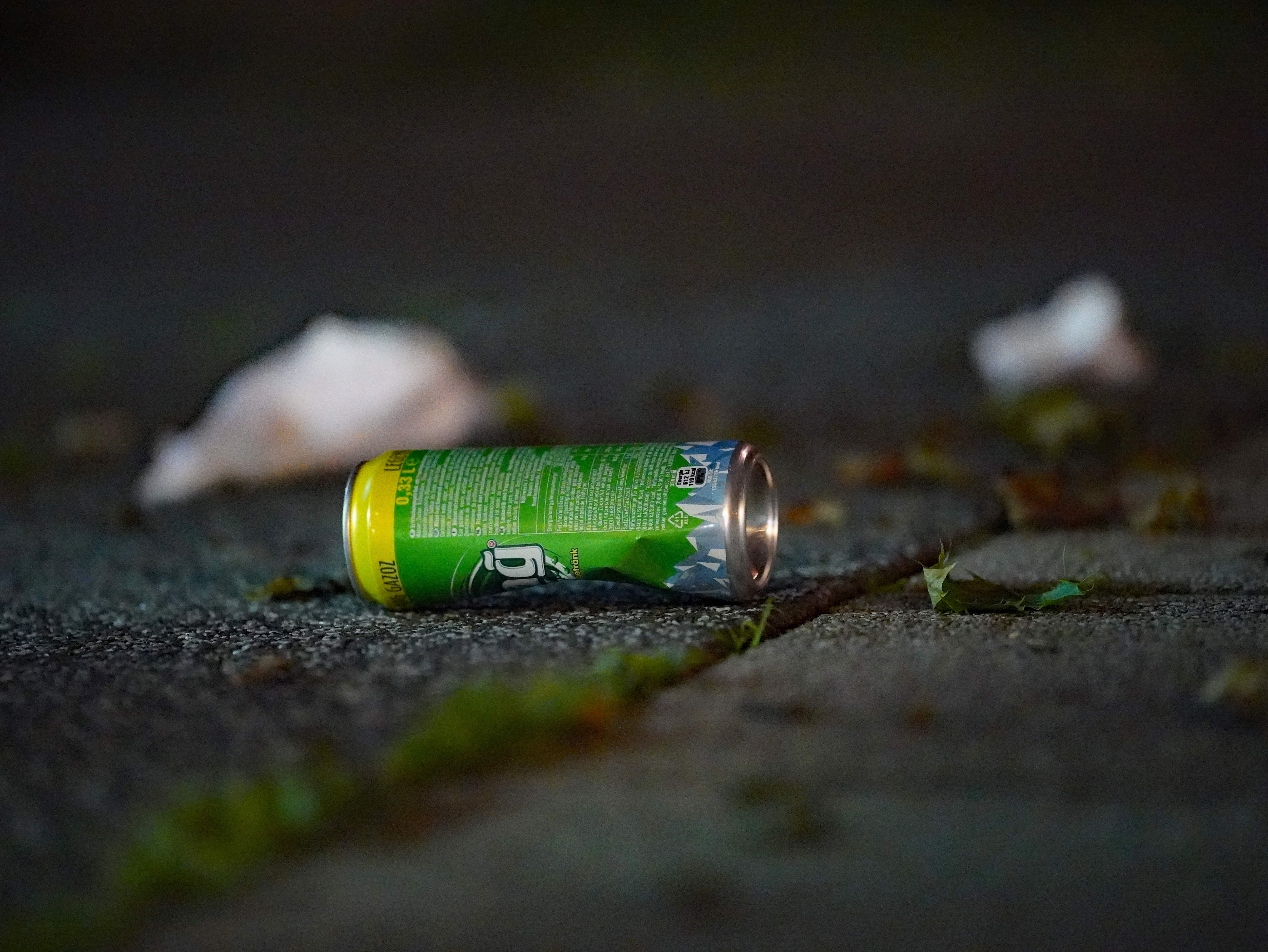 Auf den Straßen liegt der Müll wild verteilt rum.