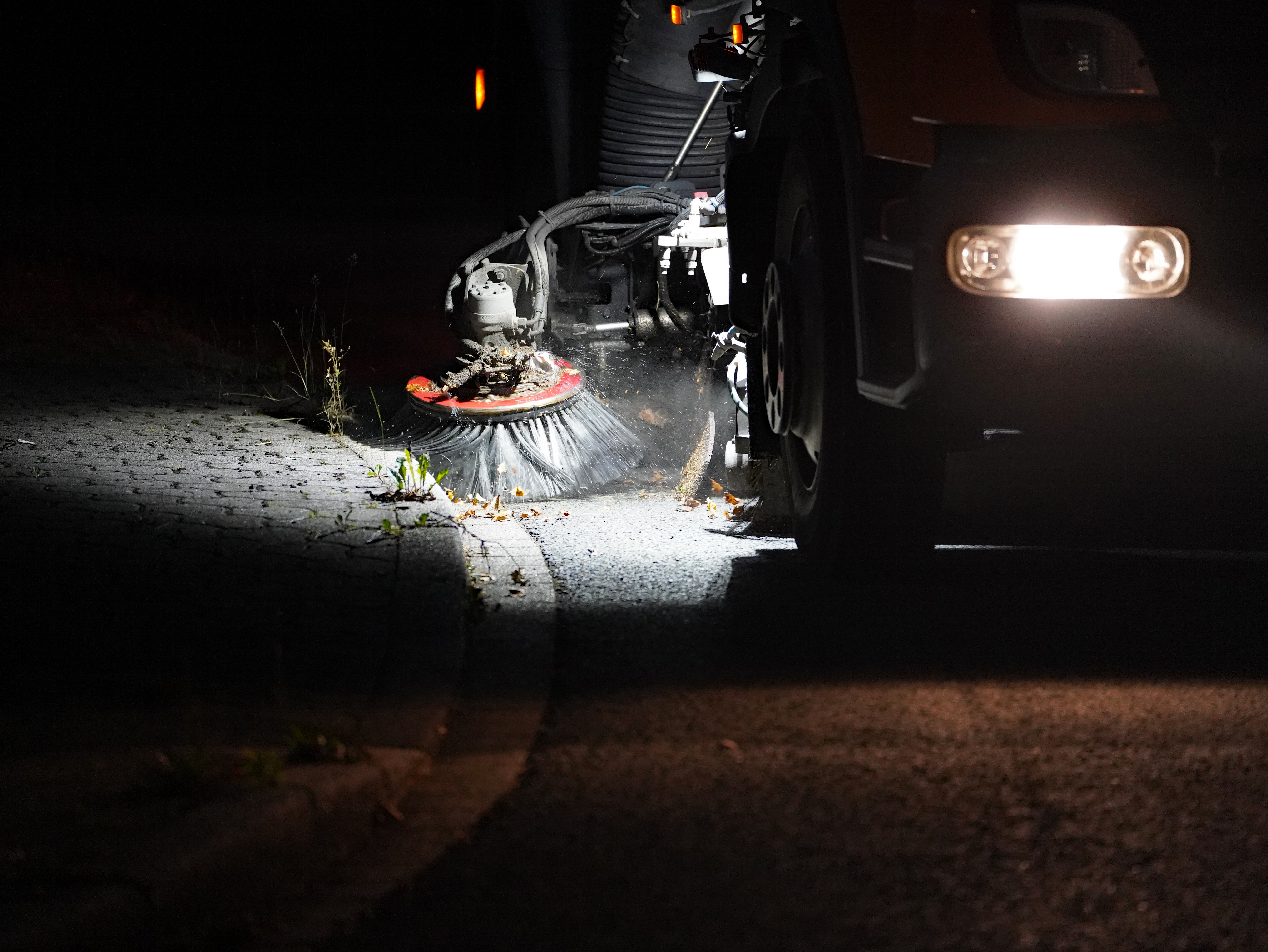 Die große Kehrmaschine dreht ihre Runden in Köbbinghausen.
