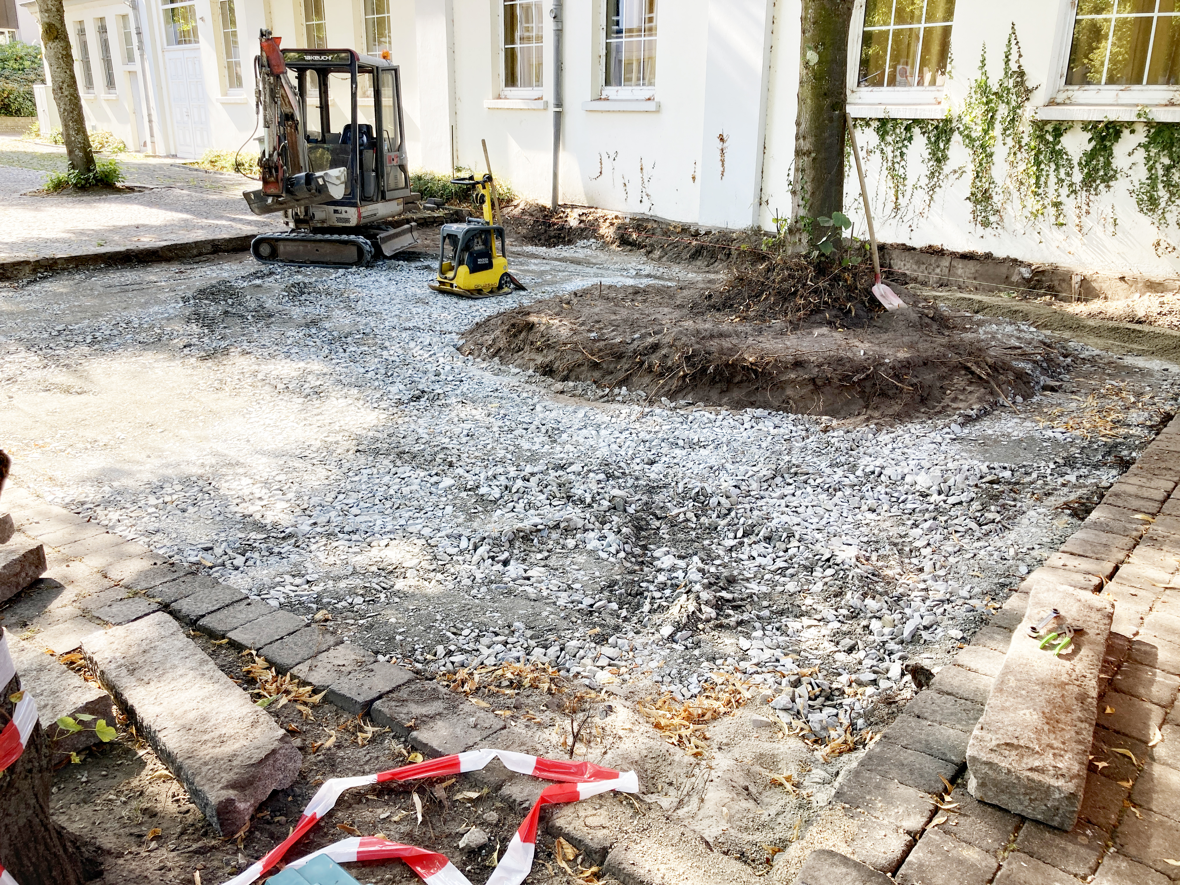 Eindrücke von den Bauarbeiten zur Erweiterung der Marktfläche am Rathausinnenhof und der Schützenhalle.