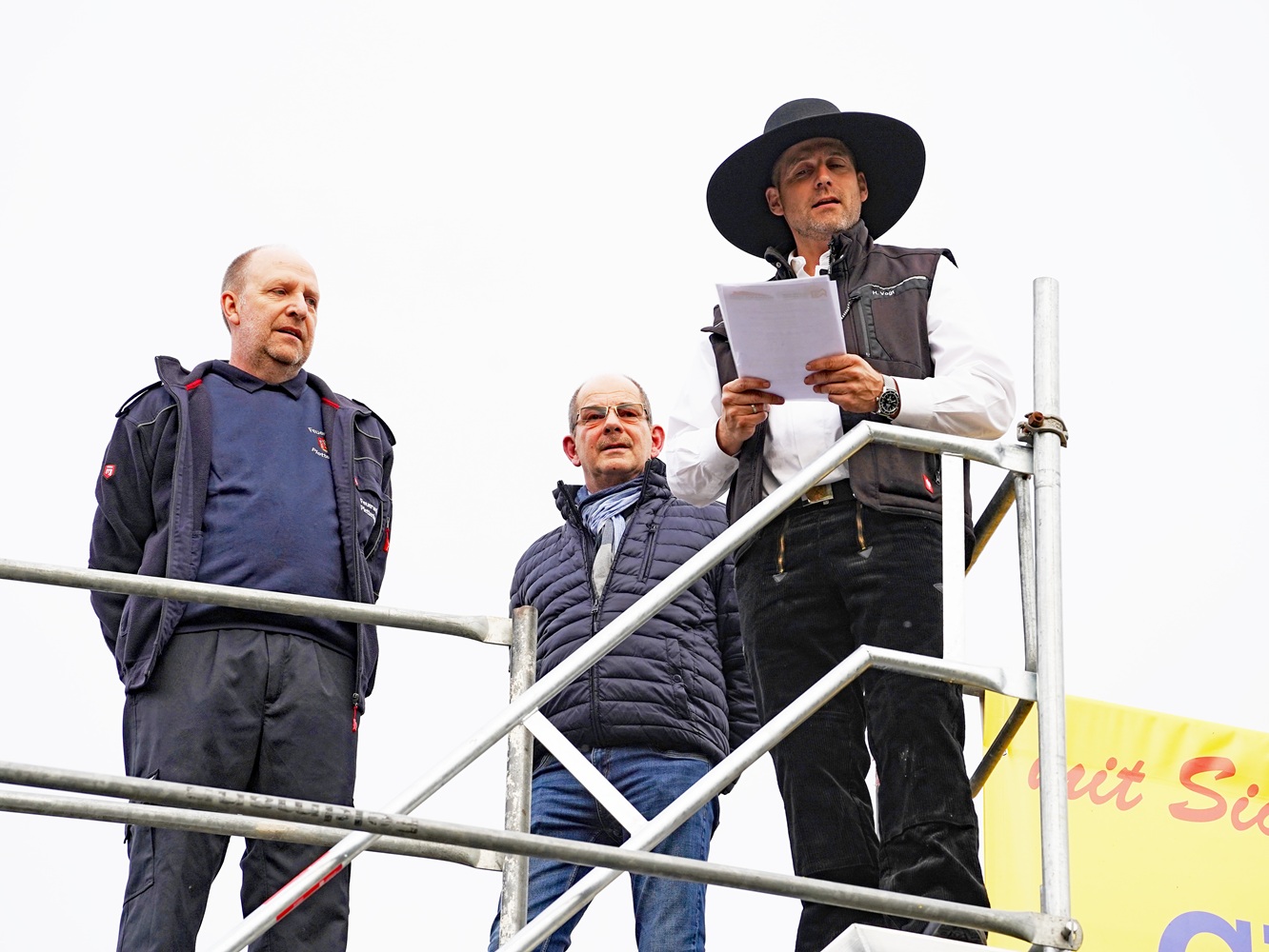 Dachdeckermeister Hermann Vogt bei seinem Richtspruch.