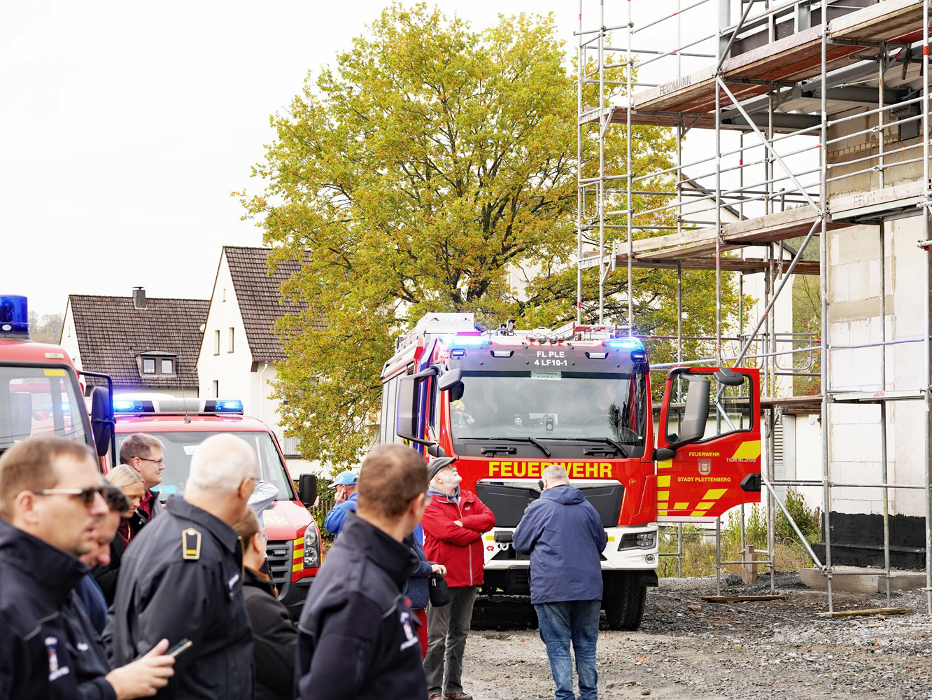 Feuerwehrfahrzeuge mit leuchtendem Blaulicht, nach dem Richtspruch.