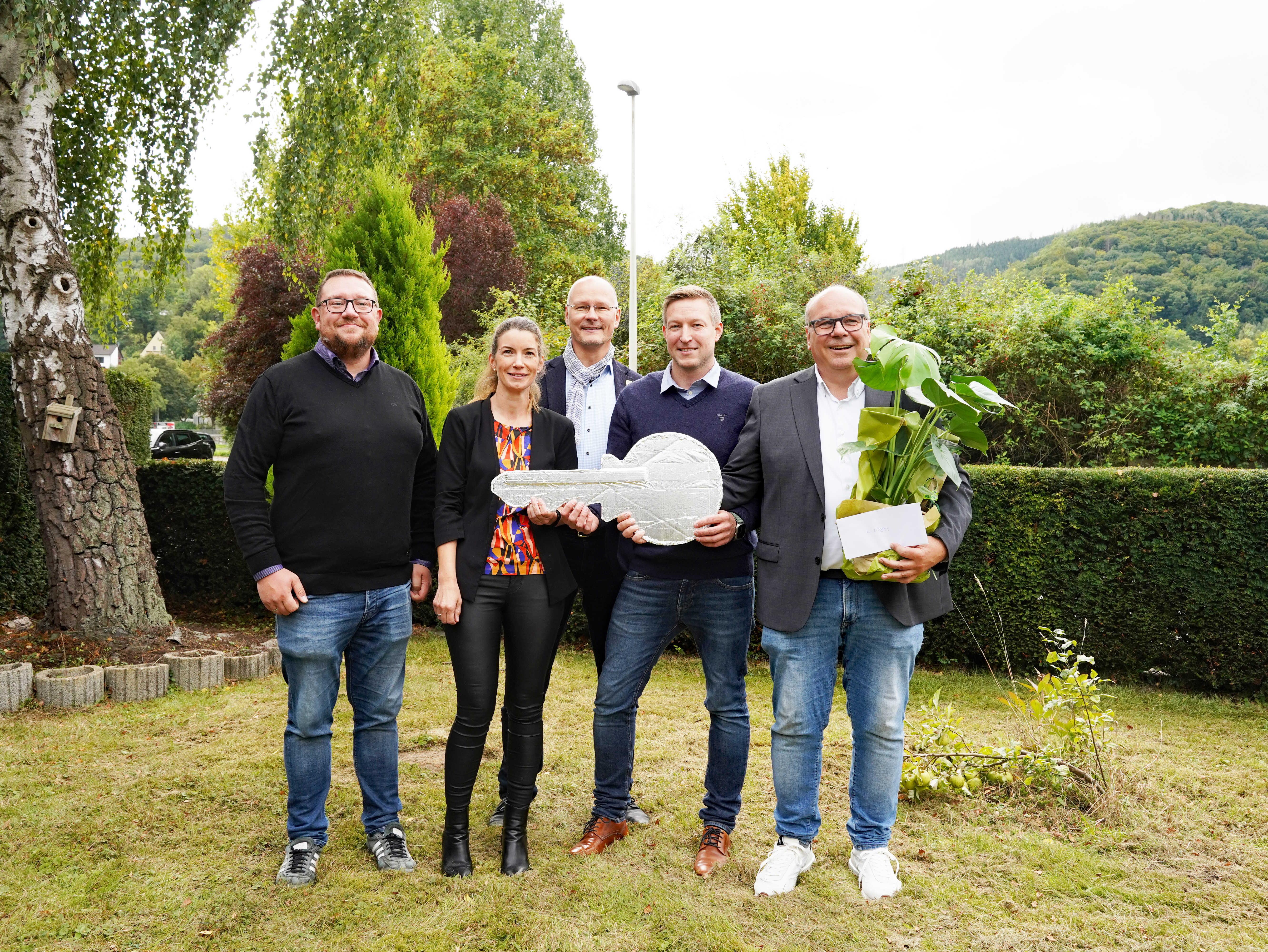 Steffen Paclik, Verena Greve, Ulrich Schulte, Benjamin Driemeyer und Oliver Held nach der Schlüsselübergabe im Garten des Hausmeisterhauses.