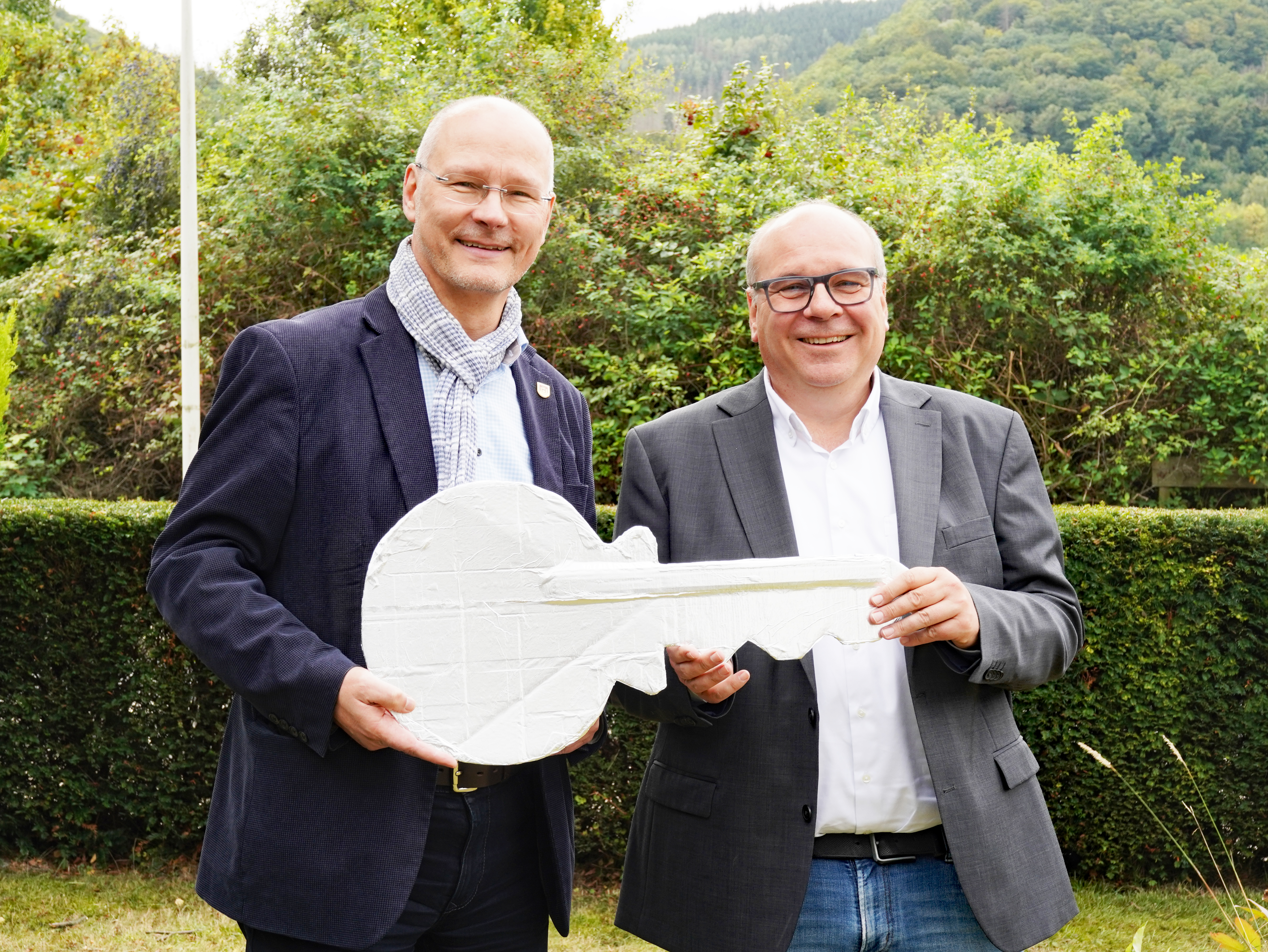 Bürgermeister Ulrich Schulte und Schulleiter Oliver Held nach der Schlüsselübergabe im Garten des Hausmeisterhauses.