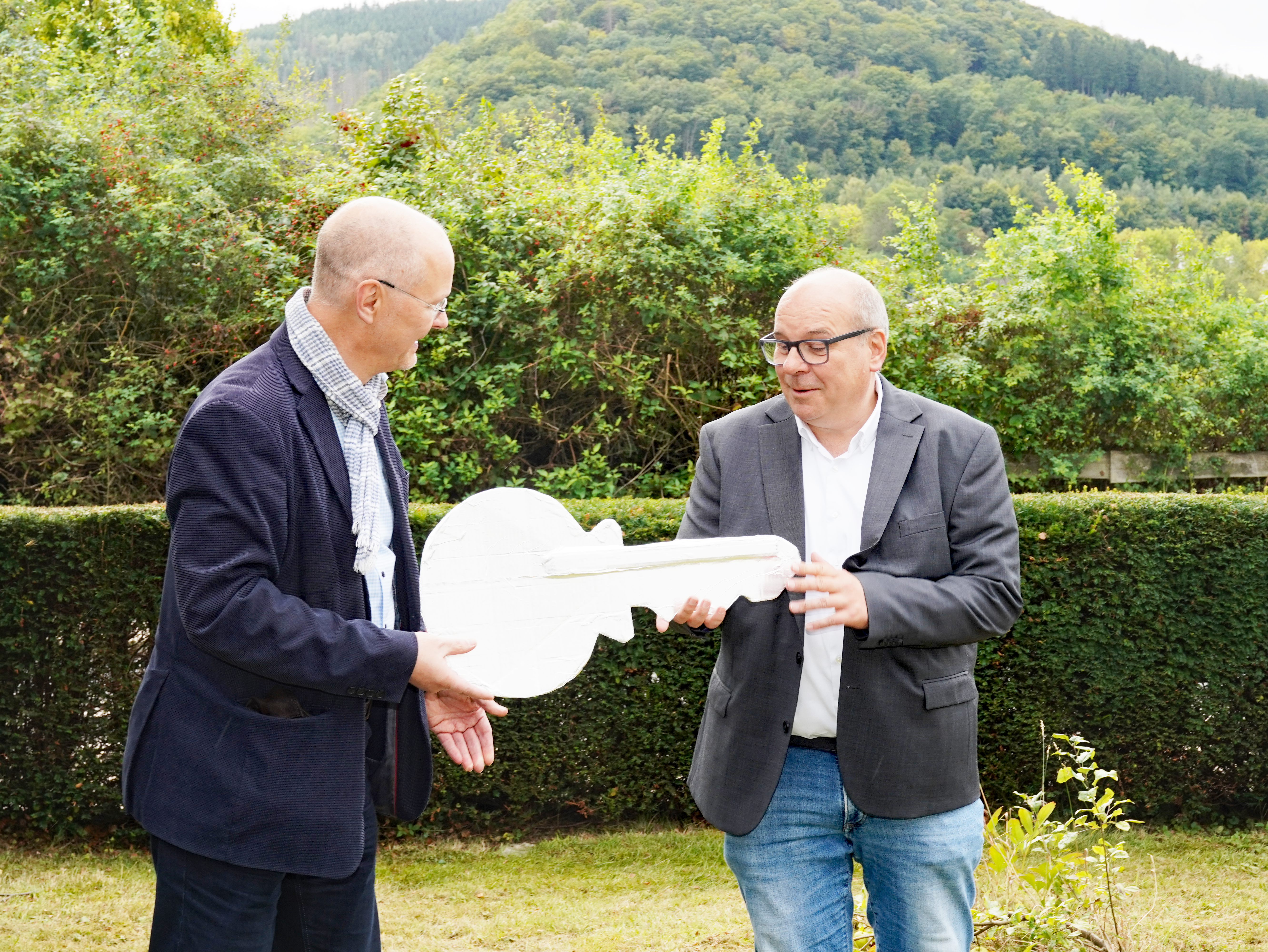 Bürgermeister Ulrich Schulte übergibt Schulleiter Oliver Held symbolisch den Schlüssel zum sanierten Gebäude.