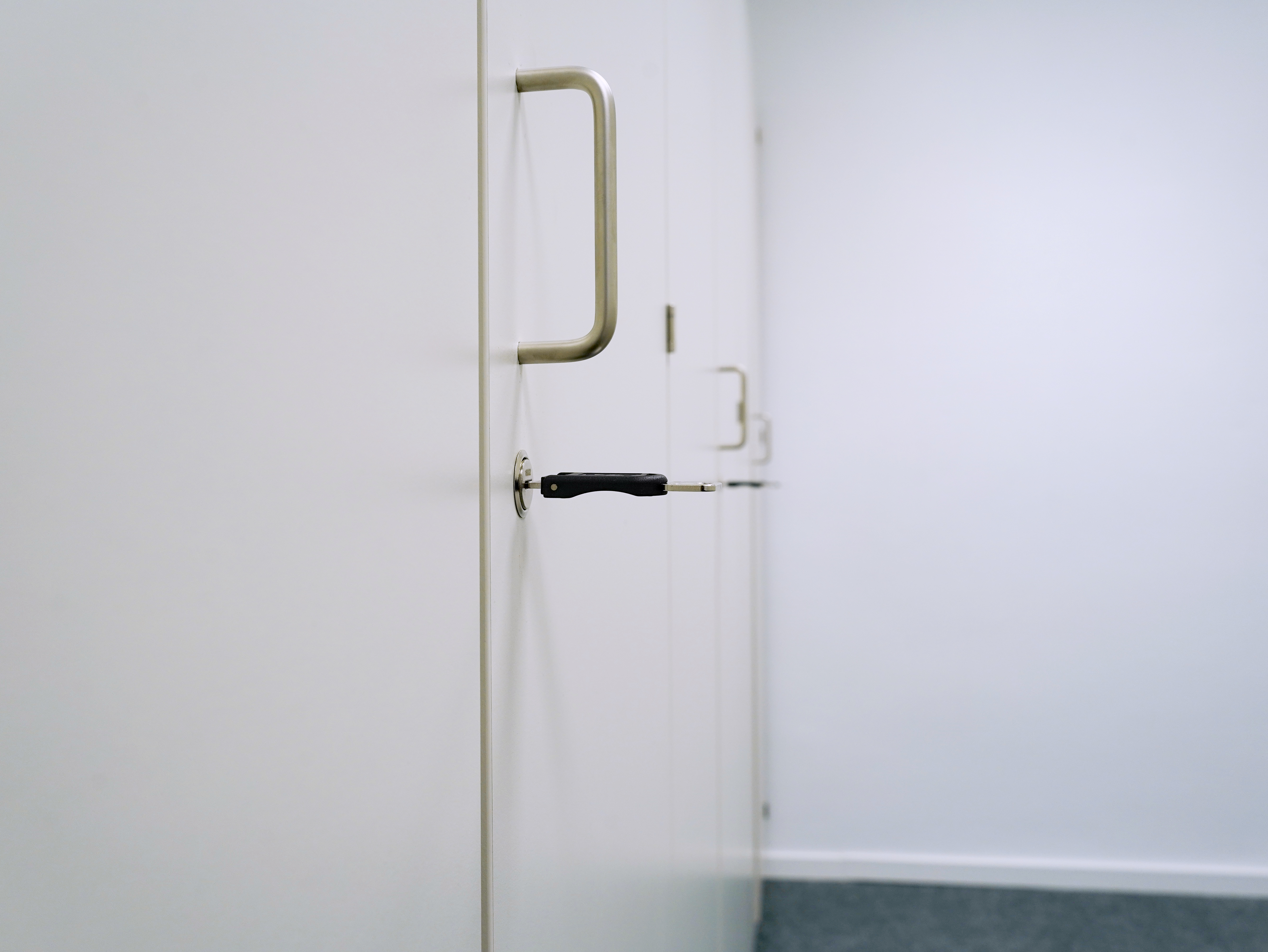 Griffe und Schlüssen an den Türen von Schränken im Hausmeisterhaus.