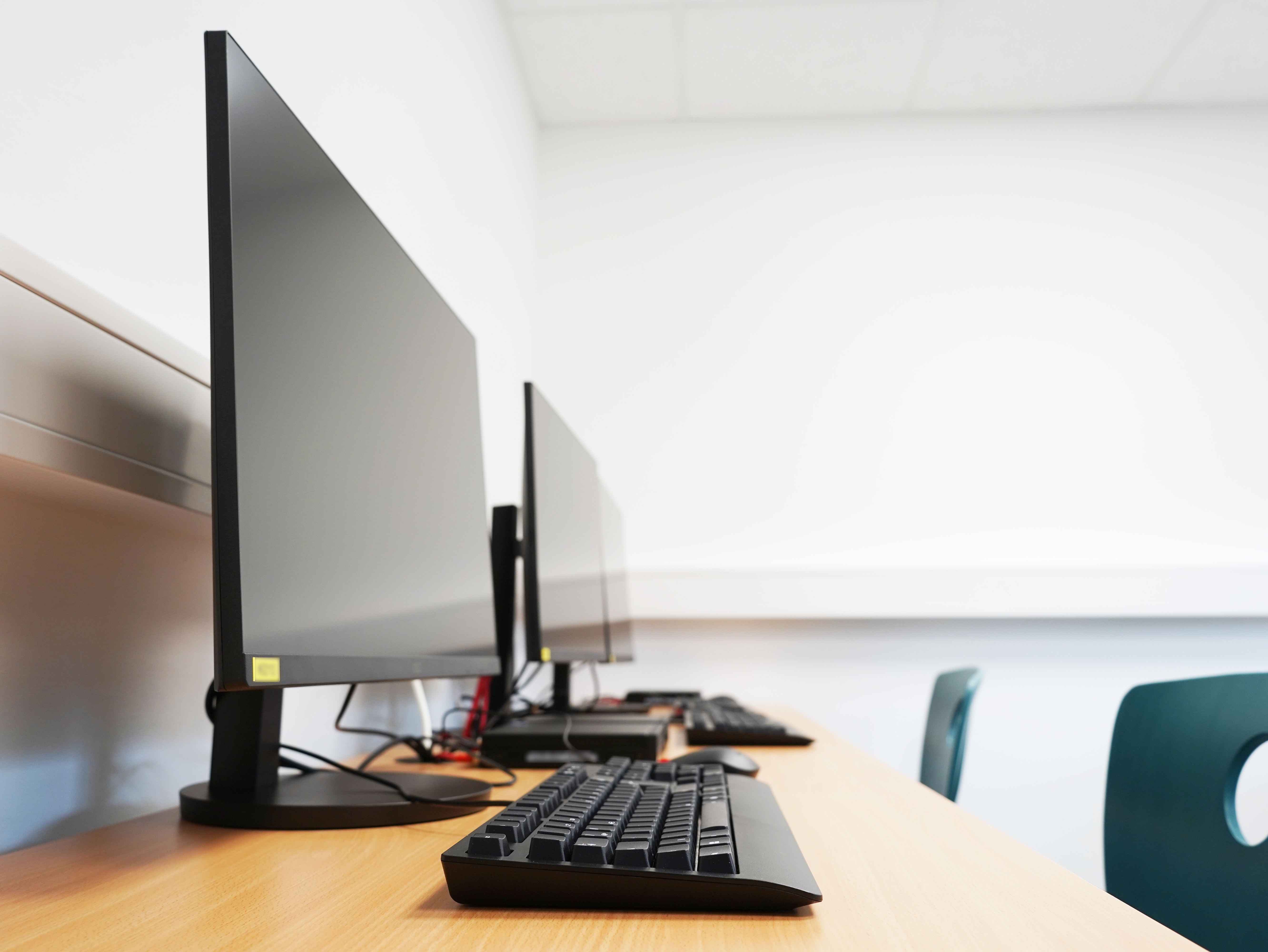 Die digitalen Arbeitsplätze für Lehrkräfte mit PCs und Monitoren im sanierten Hausmeisterhaus.