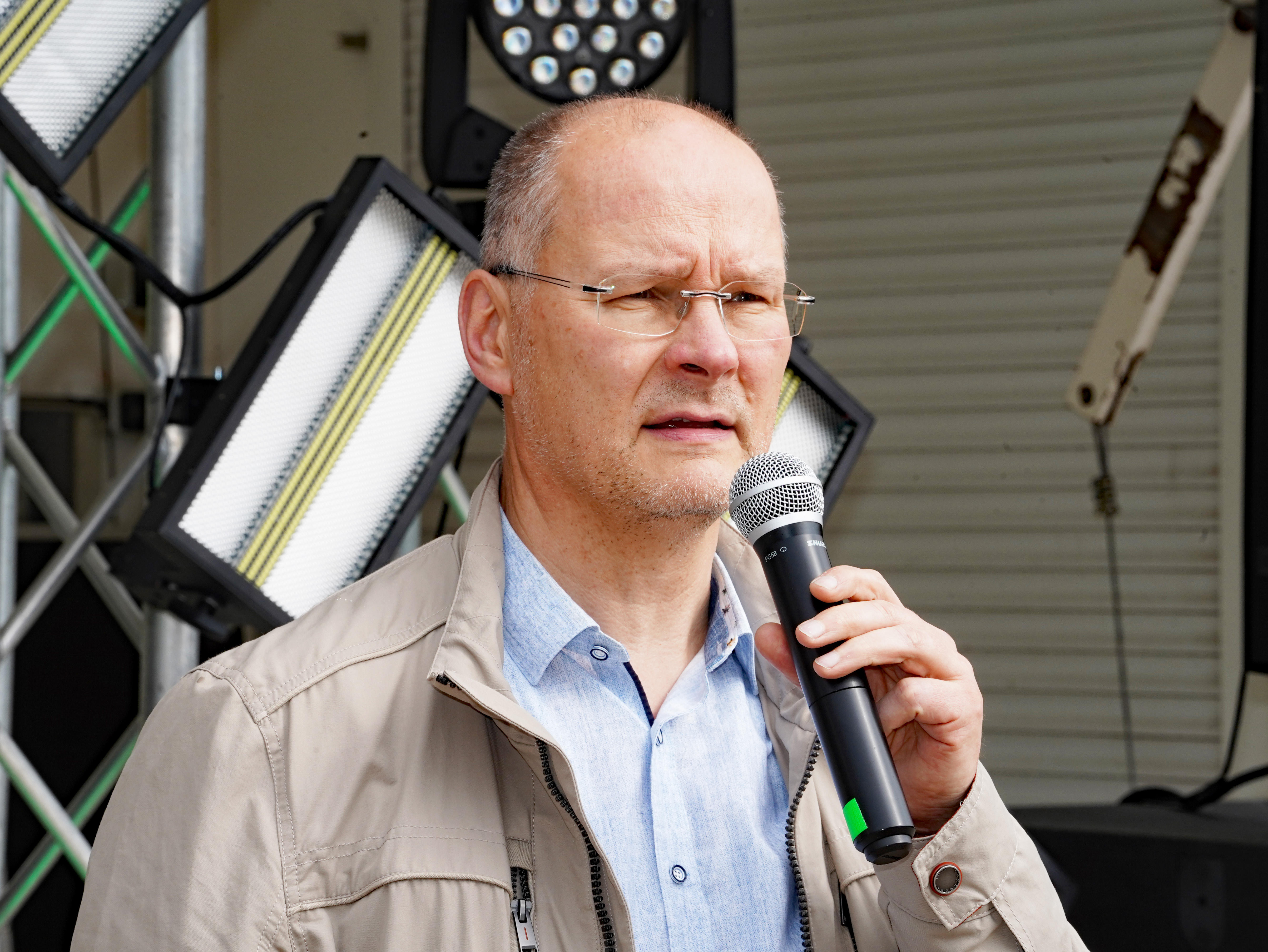 Der Bürgermeister hält sein Grußwort vor der Bühne an der Waterkant.