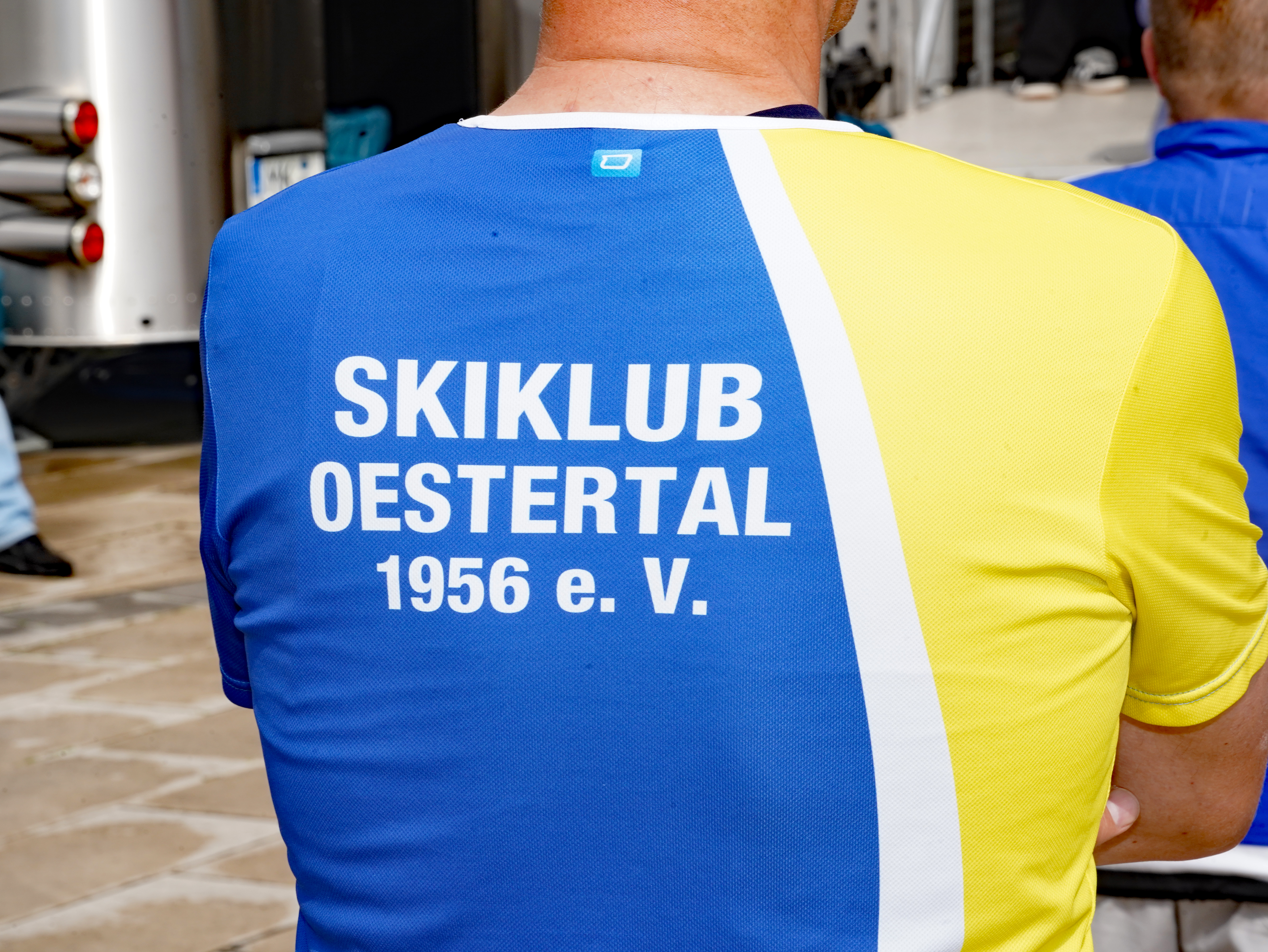 Ein Mann trägt das Trikot der Gruppe Skiklub Oestertal.