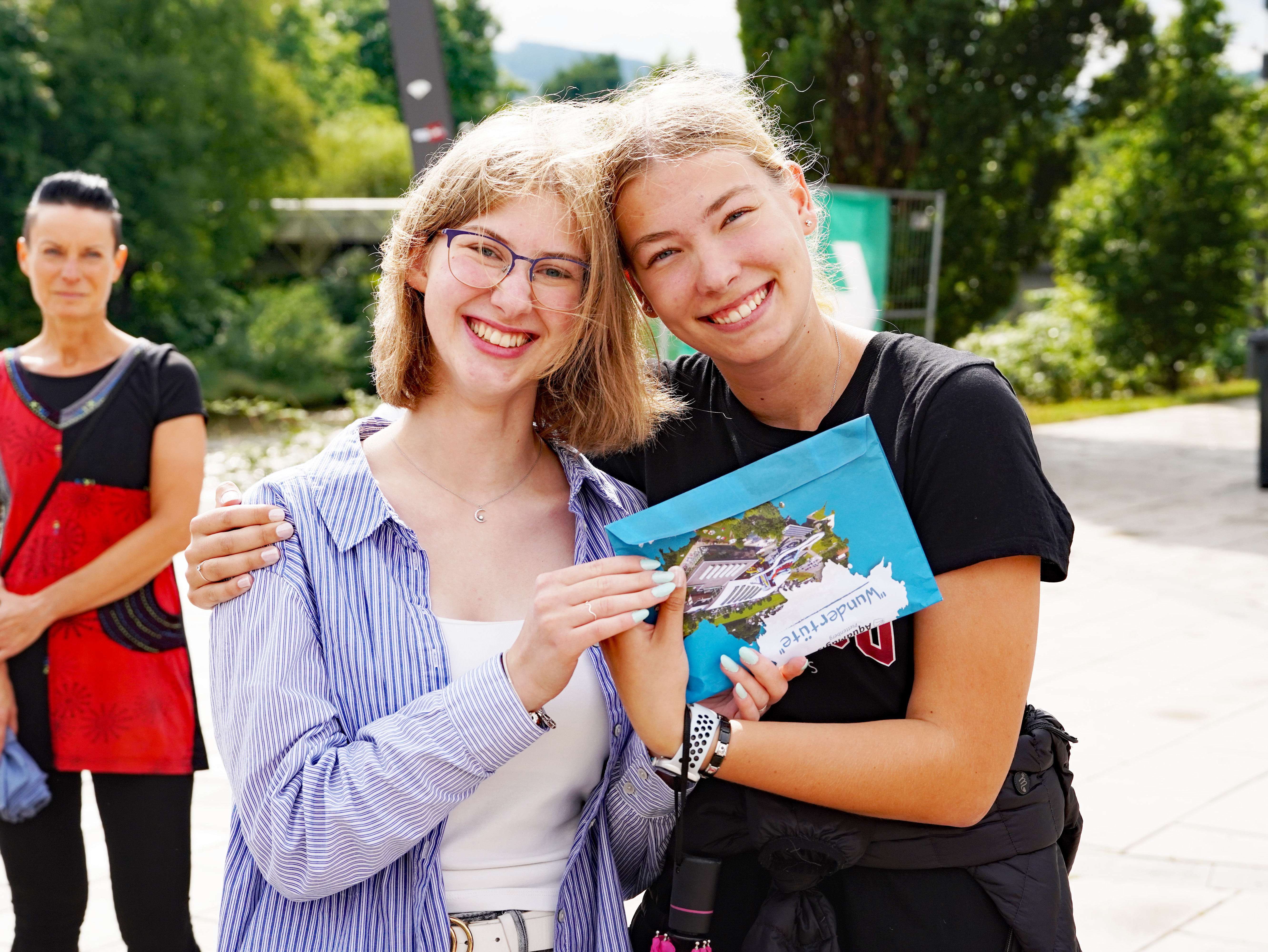 Zwei Schülerinnen des Albert-Schweitzer-Gymnasiums mit ihren Gewinnen.