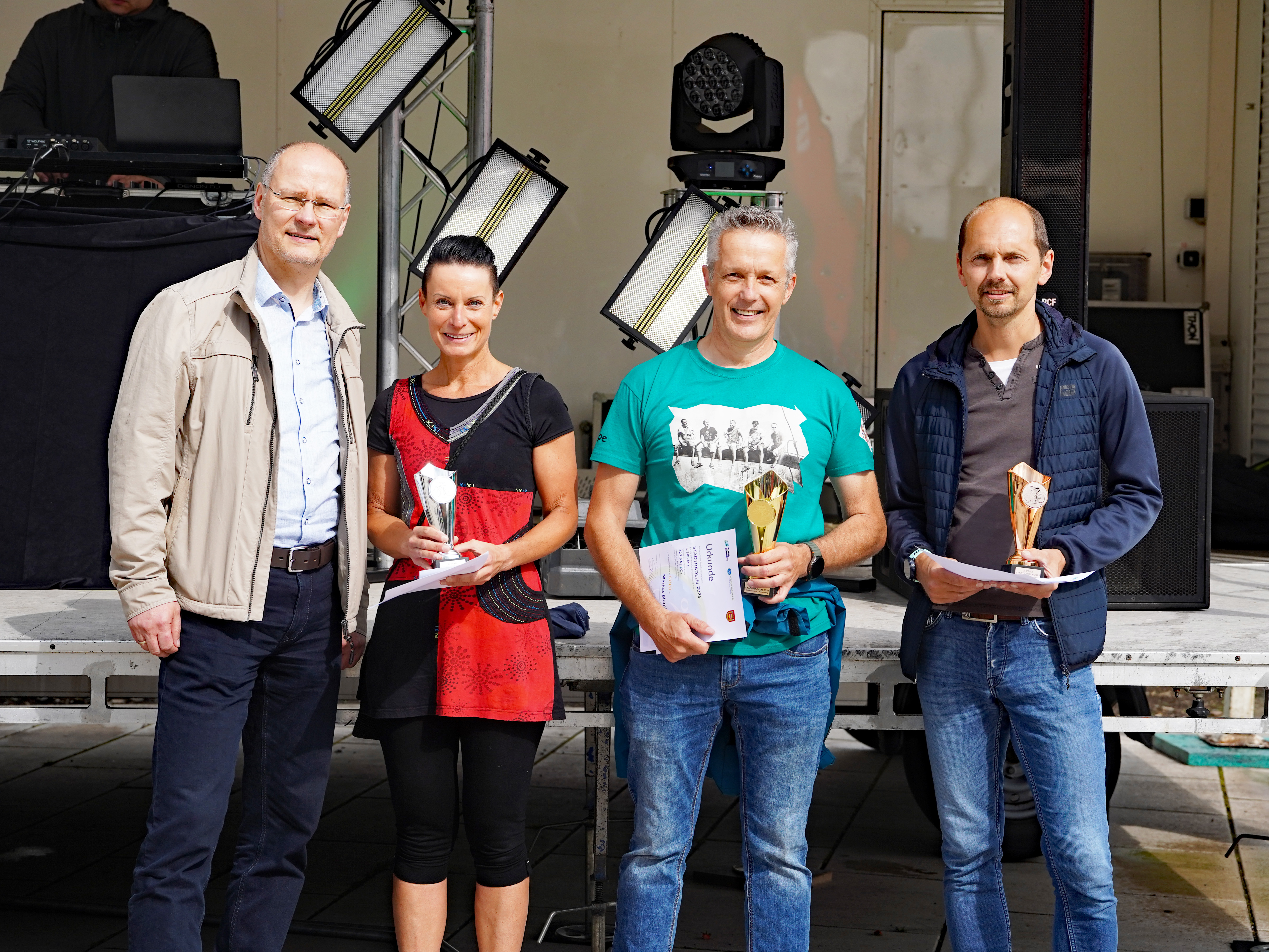 Gruppenbild der Einzelgewinnenden mit dem Bürgermeister.