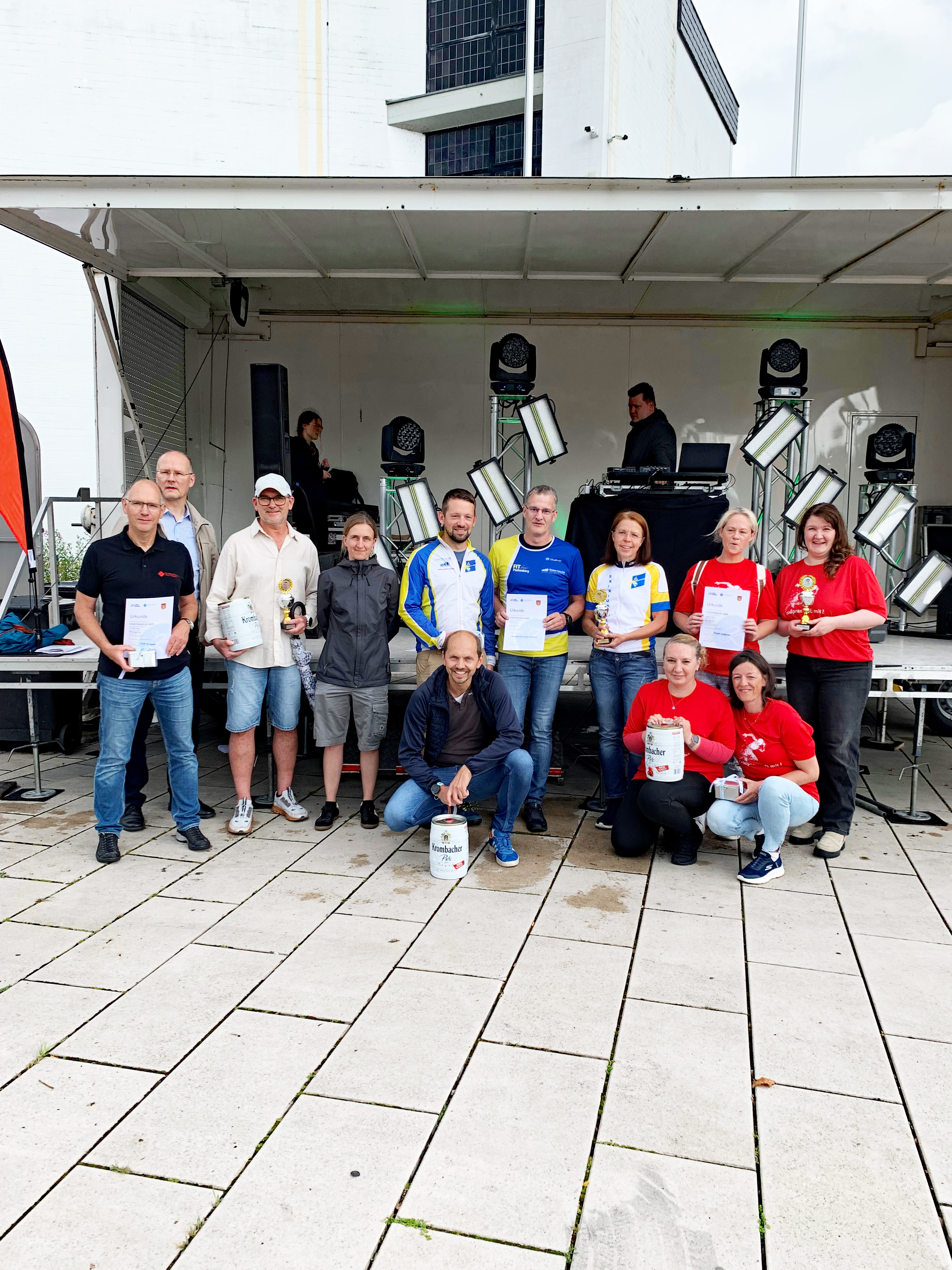 Gruppenbild der Gewinnerteams mit dem Bürgermeister.