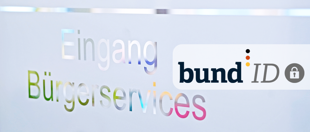 Bild der Eingangstür aus Milchglas der Bürgerservices im Rathaus Plettenberg und das Logo der BundID.